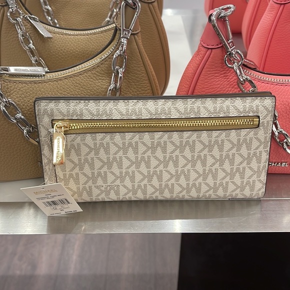 MICHAEL KORS
Reed Large Snap Signature Wallet
Style: 35S3G6RE3B
Camel Multi 
NWT - Picture 3 of 16